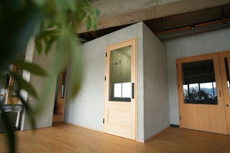 オンラインミーティングブース「CUBE」を導入。オンラ