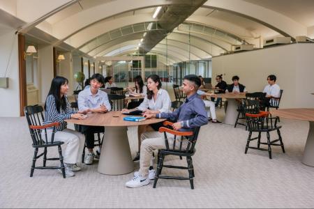 名古屋商科大学の留学生、愛知県立千種高校の生徒と国 名古屋商科大学の留学生、愛知県立千種高校の生徒と国