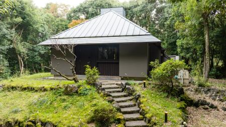 伊豆の森に抱かれた山あいに、サウナ付き一棟貸し切り