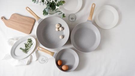 IH対応なのに圧倒的軽さ！キッチンになじむ、ふわっと