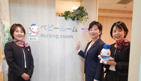 「搾乳もできますステッカー」展示が全国の空港へ。 「搾乳もできますステッカー」展示が全国の空港へ。