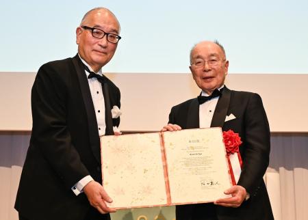 半導体レーザーの一種「面発光レーザー」を着想し光エ