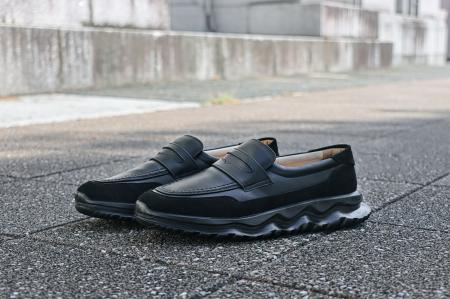 スポーツシューズ開発のノウハウと革靴の製造技術によ