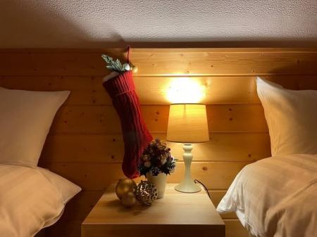 淡路島の星空がきらめく丘に、サンタクロースがやって