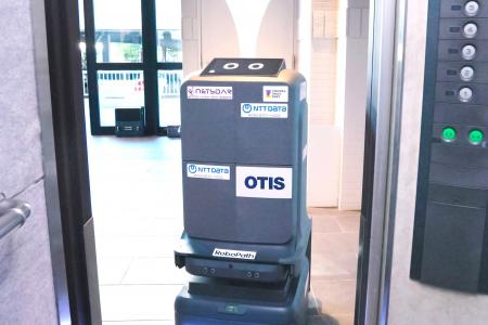 社会課題の解決に向けた実証プロジェクトでロボットと