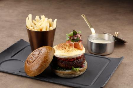 【軽井沢 浅間プリンスホテル】竹炭バンズと牛肉100％