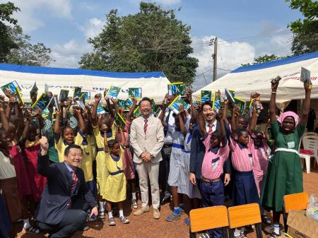 ガーナ、ナイジェリアへ学習用品や缶詰を寄贈しました