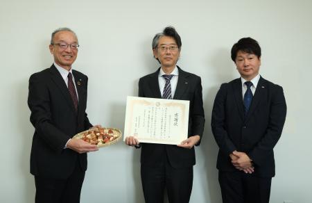 山口県周南市の小学校へチューリップ球根1,900個を寄 山口県周南市の小学校へチューリップ球根1,900個を寄