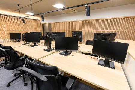 三画面体制で業務効率が大幅に向上！「紙中心」から「