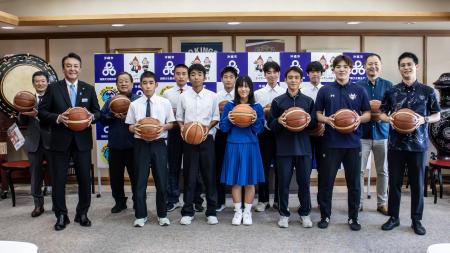 ホームタウン沖縄市内の中学校へバスケットボール寄贈 ホームタウン沖縄市内の中学校へバスケットボール寄贈