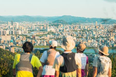 100kmの都市隣接登山道を走るトレイルランニングレー