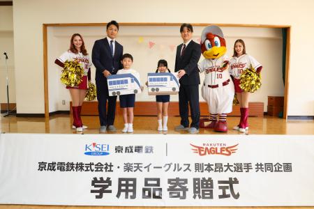 東北楽天ゴールデンイーグルスの則本 昂大選手と共に