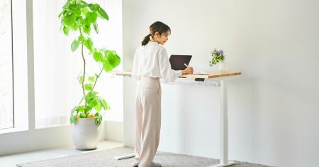 最高のワークスペースのための「パームワーク昇降デス