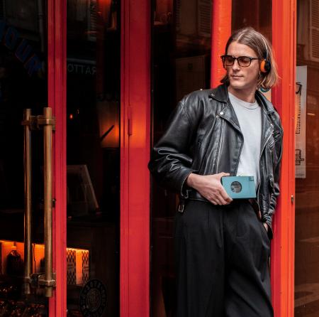 録音機能も備えモダンに進化したカセットプレーヤー「