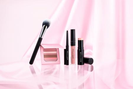 光、影、ツヤ… すべてにさりげなく“ピンク” を纏う…ブ