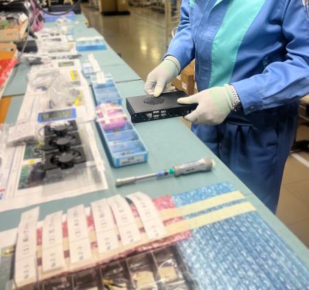 電子黒板PCモジュールを国内で“丁寧に仕上げる”新体制