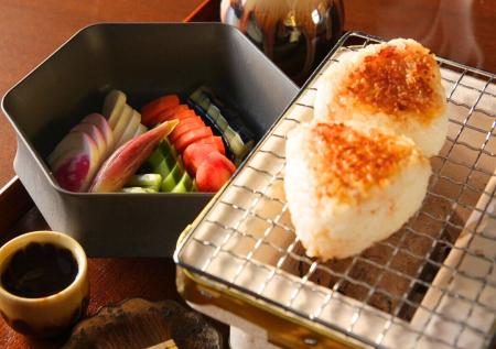 浅草に“焼きおにぎり”体験が誕生。創業230年・河村屋