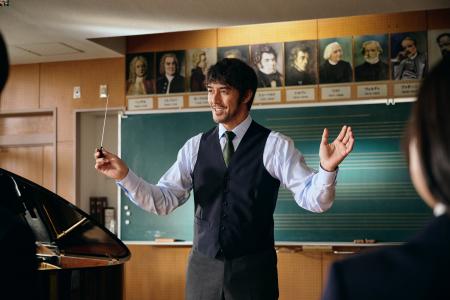 阿部寛さんが教師を再熱演！「BBIQ」と「QTmobile」の