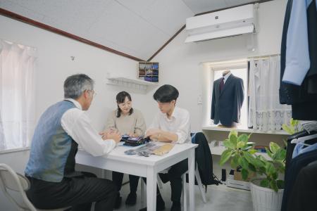 千葉市花見川区浪花町の老舗ネクタイメーカーが親子の