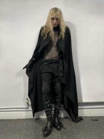 【McQueen】トゥーホリスがマックイーンを着用