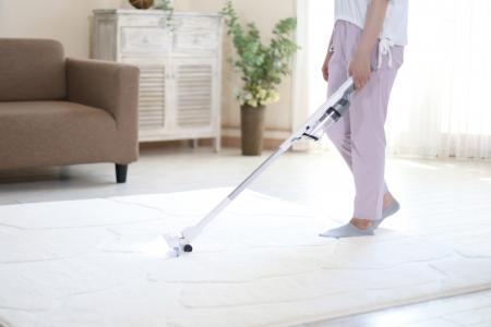 ヘッドが自走する軽量コードレスクリーナー「パワーブ