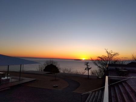 ビル23階建てに相当する坂道を超えて、海に臨む絶景ス