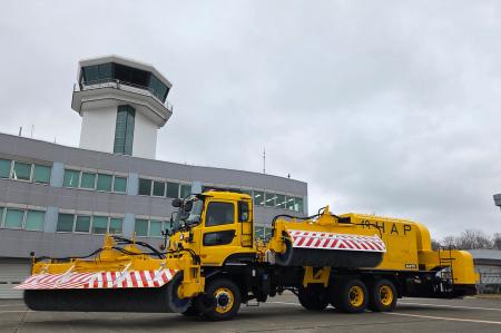 最大除雪幅を誇る「スノースイーパS-580CII」函館空港