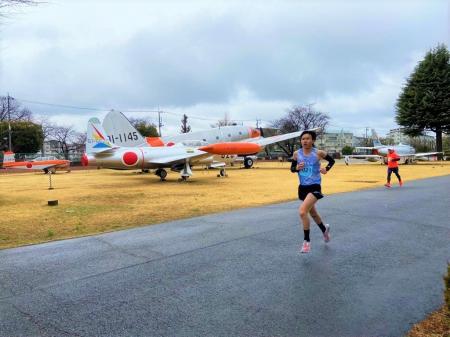 【異例】飛行機の横を疾走！自衛隊基地の中を走る入間