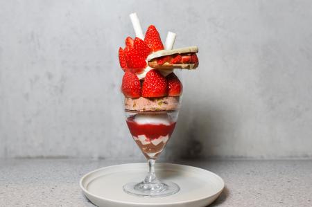 Minimalより、冬限定の苺パフェが登場。パティシエが
