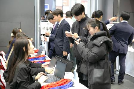 「学生との距離が近く話しやすかった」と採用担当者が