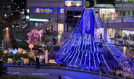 JR高槻駅前を冬恒例のイルミネーションが彩る