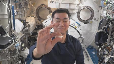 三生医薬の「香るカプセル」を活用したアイマスクの撮