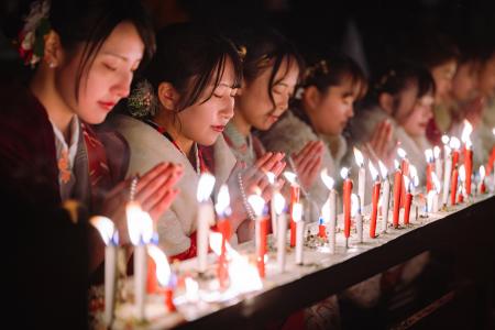 【岐阜県飛騨市】雪景色に浮かぶ幻想的なろうそくの光