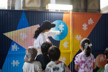 地域の想いをパズルのピースに。親子で仕上げたカラフ 地域の想いをパズルのピースに。親子で仕上げたカラフ