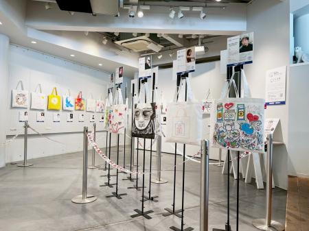 各界の著名人35組が参加するトートバッグアートのチャ