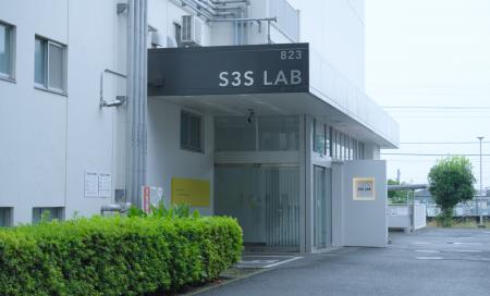 「Roll to Rollマスクレス露光装置」を設置したutf-8