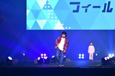 煌びやかなステージでプロモデル顔負けのポージングを 煌びやかなステージでプロモデル顔負けのポージングを