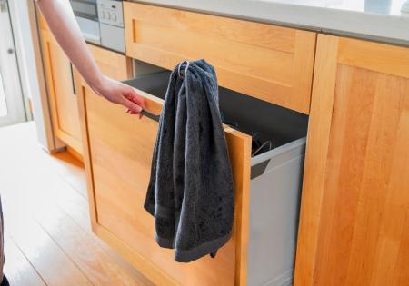 「タオルが挟まる・落ちる・目立つ…」 キッチンの悩み