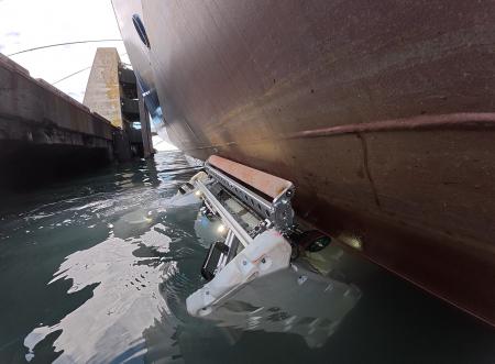 海洋DXを加速!FullDepthが開発中の国産・船底清掃ロ 海洋DXを加速!FullDepthが開発中の国産・船底清掃ロ