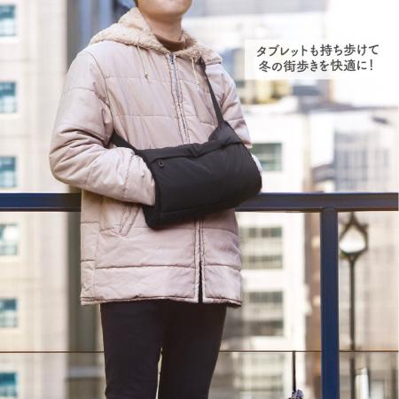 手袋が無くても手を温められ、タブレットも持ち歩ける