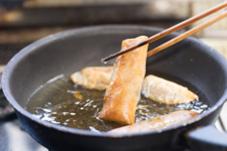 少ない油で揚げ物をおいしく「揚げ焼き」のポイントを 少ない油で揚げ物をおいしく「揚げ焼き」のポイントを