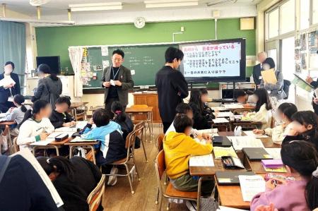 1クラスに40名の教職員が集まった公開授業 公立小学 1クラスに40名の教職員が集まった公開授業 公立小学