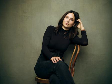 【YSL BEAUTY】サラ・クブリック博士と協働し、親密な