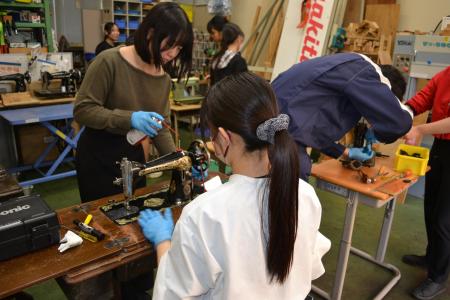 中古ミシンをフィリピンへ、学生の活動に輸送協力