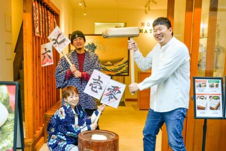 お正月は浅草でもちつき！ 10回ついて10の願いを叶え