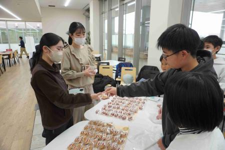 【新潟医療福祉大学】南浜小学校5・6年生が和菓子を学 【新潟医療福祉大学】南浜小学校5・6年生が和菓子を学