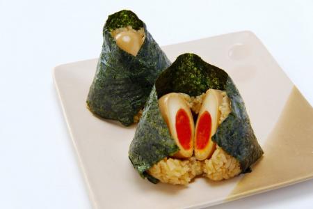 トロッとした煮卵が丸ごとIN！炊きたてご飯に、トロ卵