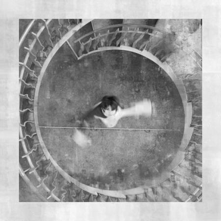 唯一無二の歌声で魅了する、先駆的シンガーソングライ 唯一無二の歌声で魅了する、先駆的シンガーソングライ