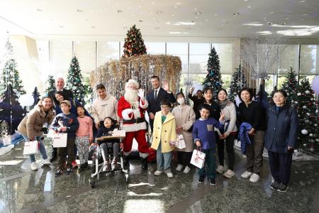 特別支援学校の子どもたちとサンタクロースが絆を結ぶ 特別支援学校の子どもたちとサンタクロースが絆を結ぶ