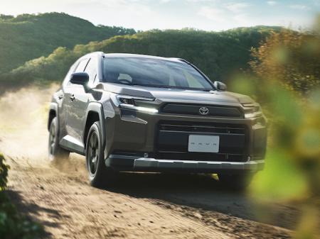 新型RAV4 Z（ハイブリッド車）　ボディカラーはア...